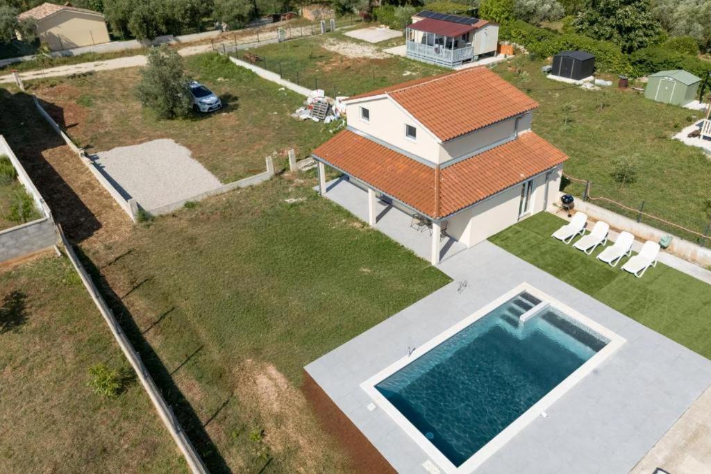 Valbandon Villa | Yellow House