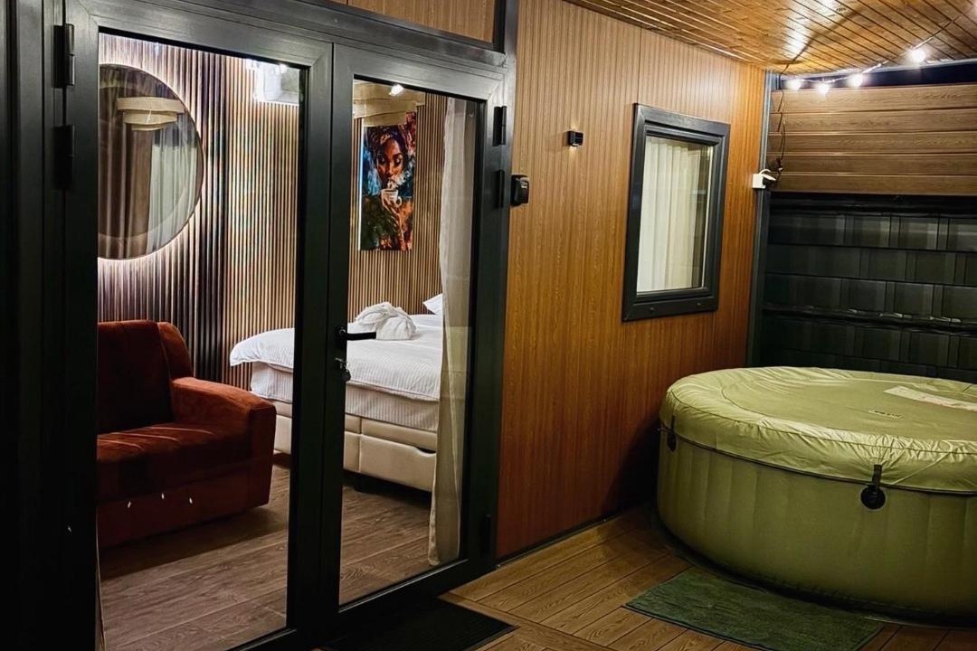 Nozicko Villa | Feli Lodge with hot tub and private deck