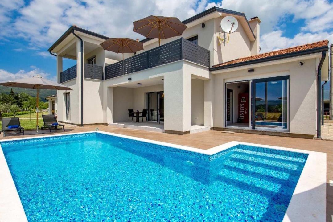 Sarsoni House | Holiday Home Schönes Haus für 8 Personen mit großem Schwimmbad by Interhome