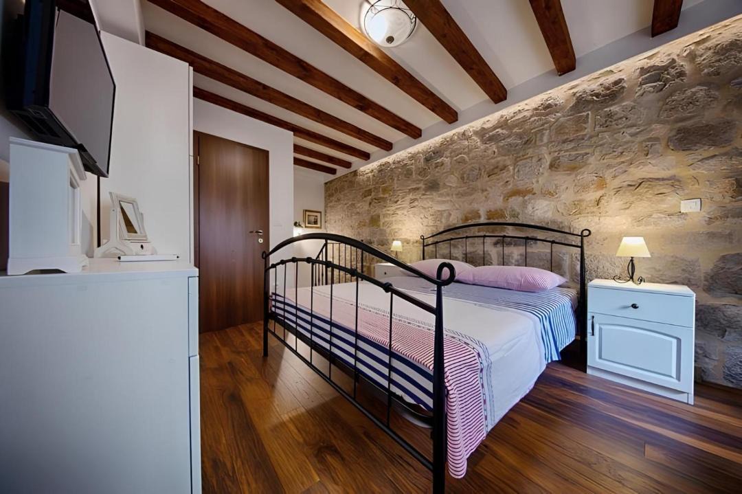 Komiza Apartment | Riva Suite 1