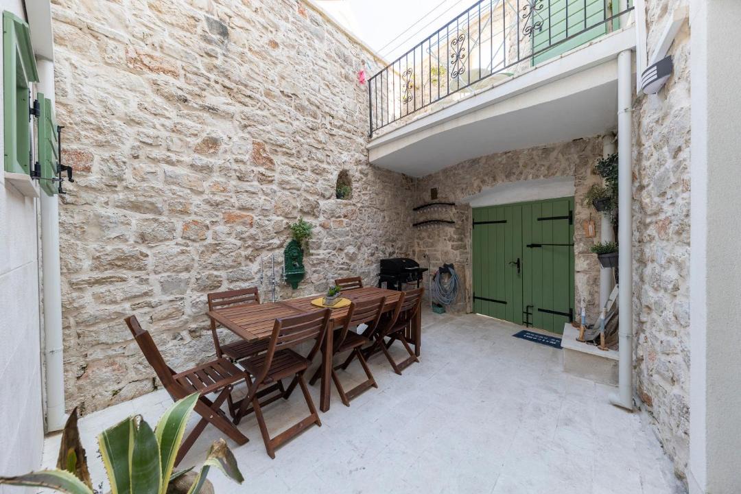 Betina Villa | Villa Agora - Betina