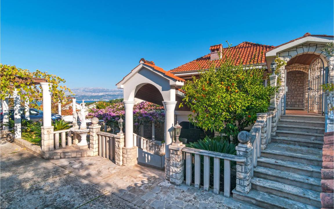 Photo of Buildings in Splitska