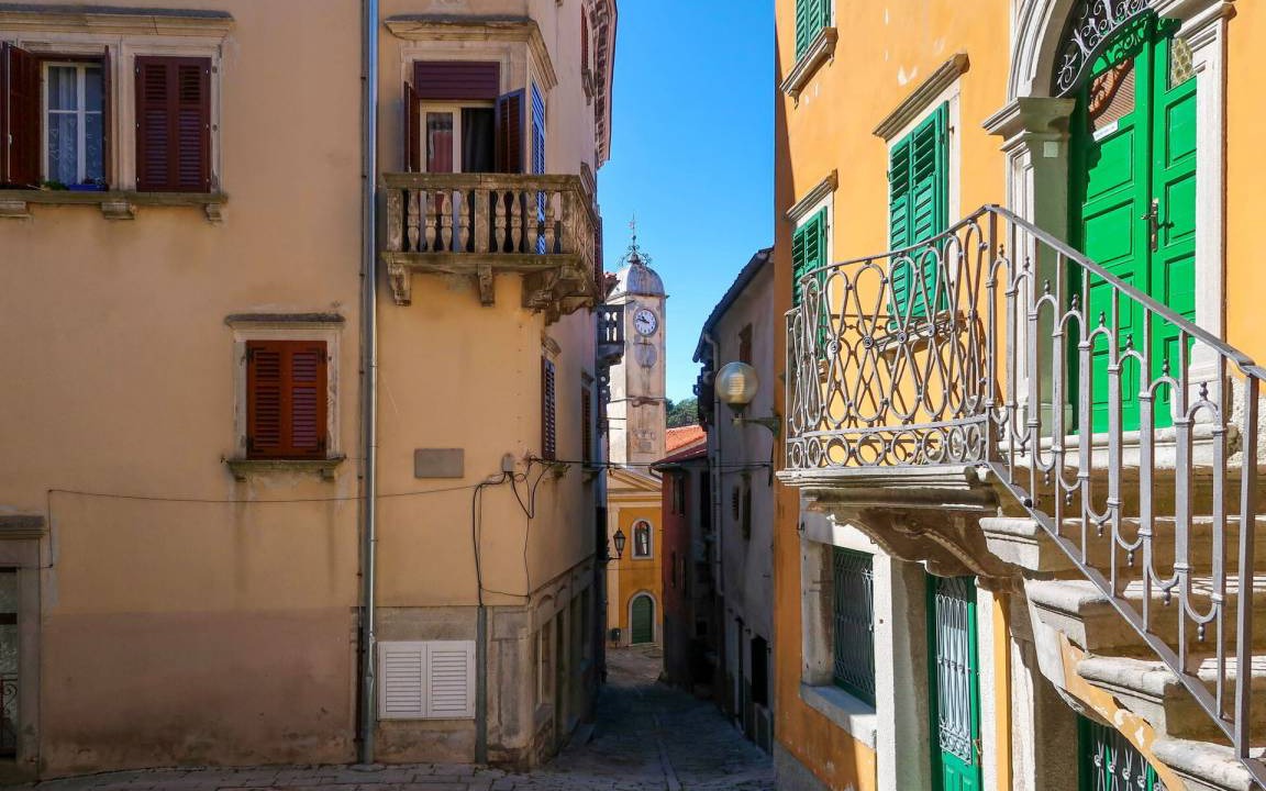 Photo of Buildings in Ravni