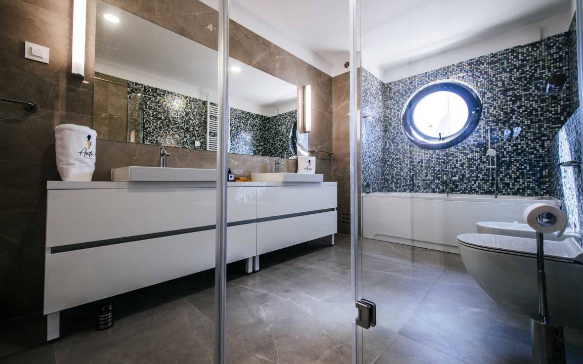 Photo of Bathroom in Iz
