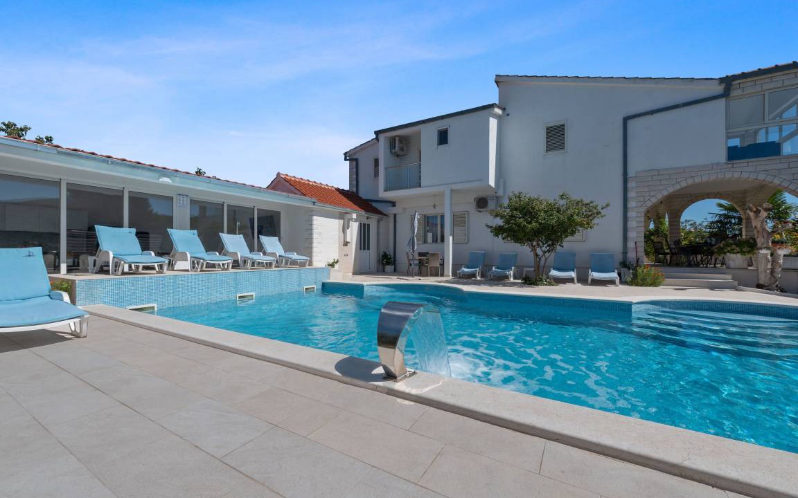 Photo of Others in Neoric