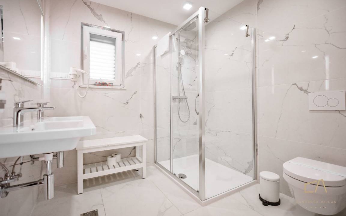 Photo of Bathroom in Porat