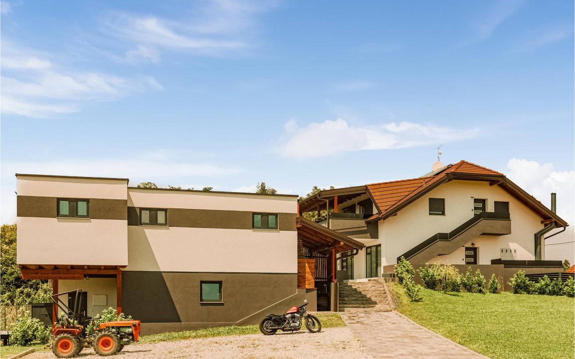 Photo of Buildings in Grabrovnik