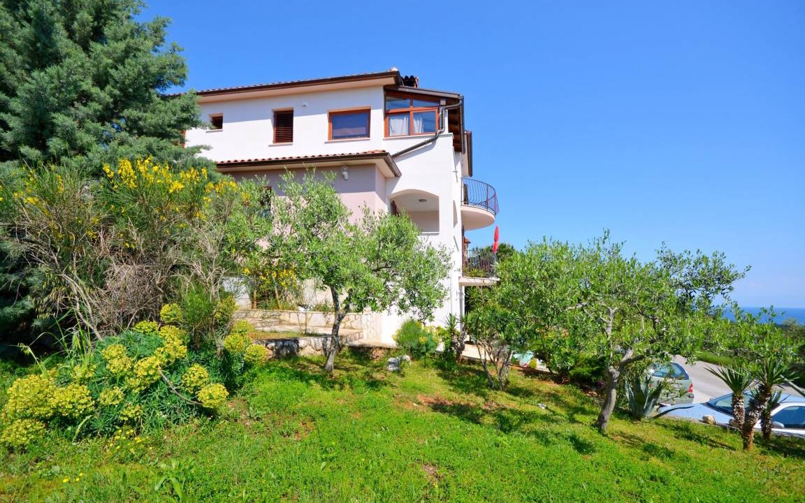 Photo of Buildings in Ravni