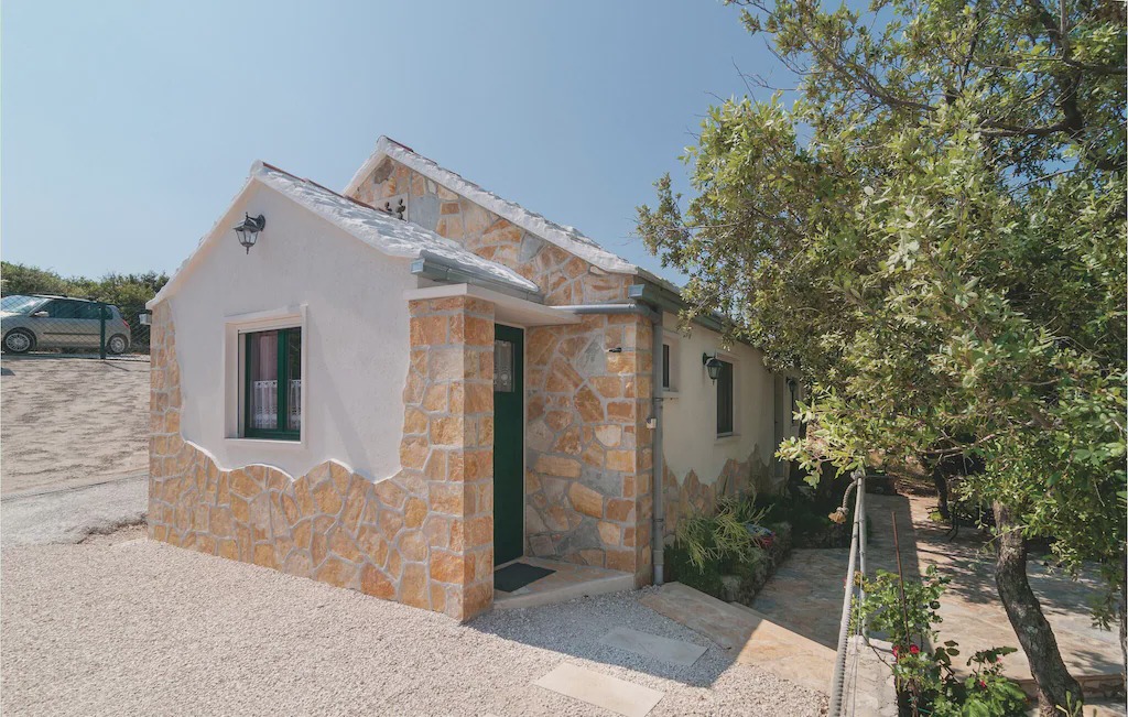 Photo of Buildings in Pucisca