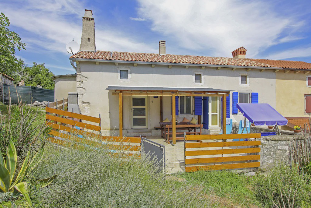 Photo of Buildings in Crni