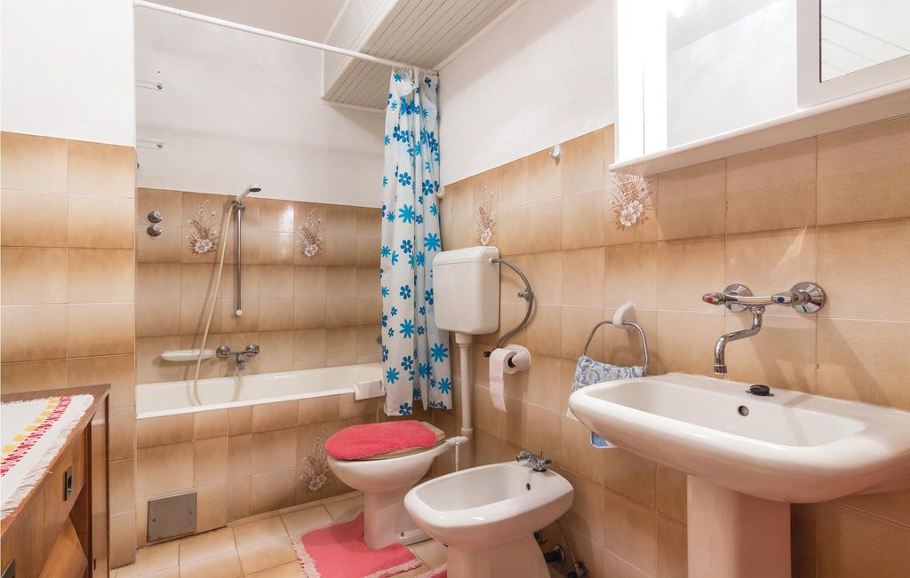 Photo of Bathroom in Putini