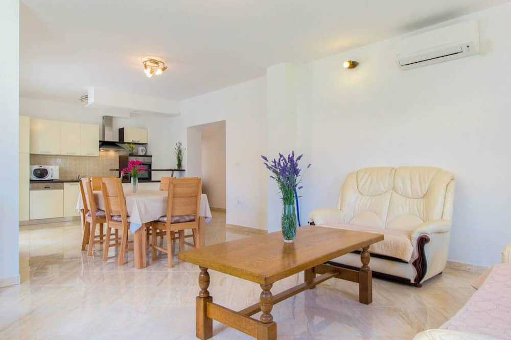 Photo of Livingroom in Bristane