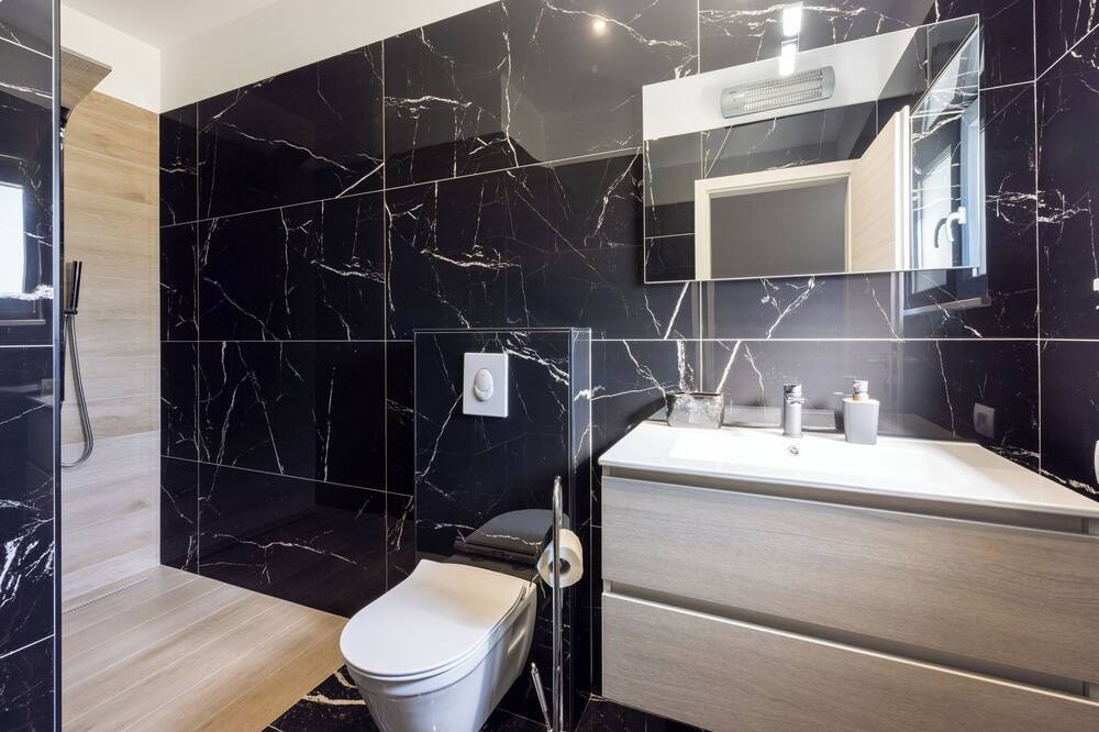 Photo of Bathroom in Topid