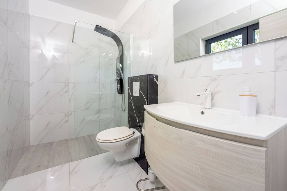 Photo of Bathroom in Topid