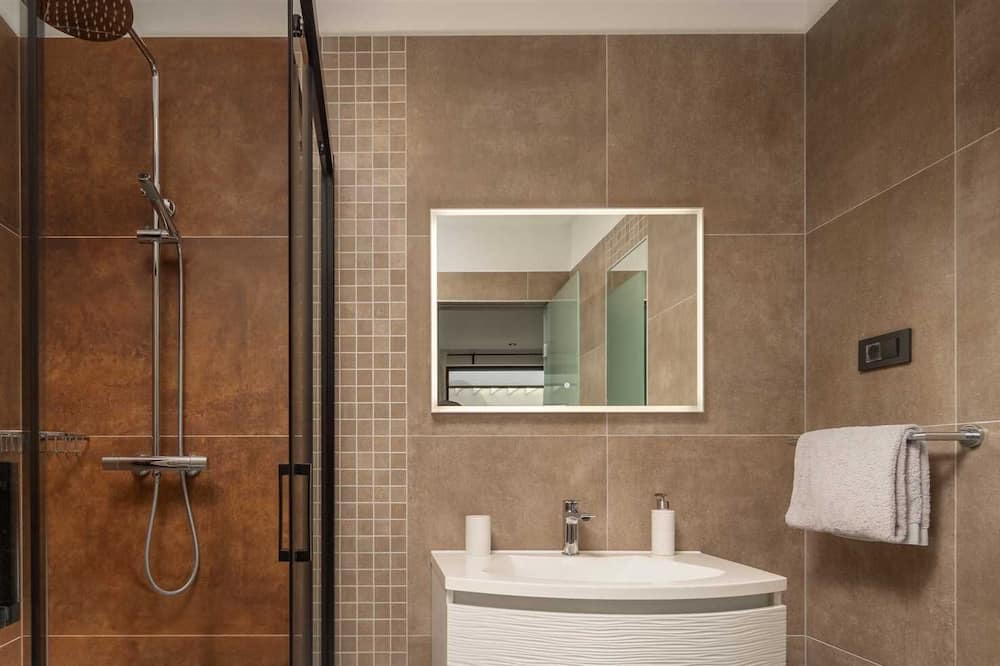 Photo of Bathroom in Porat