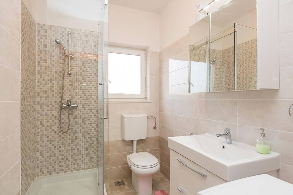 Photo of Bathroom in Topid
