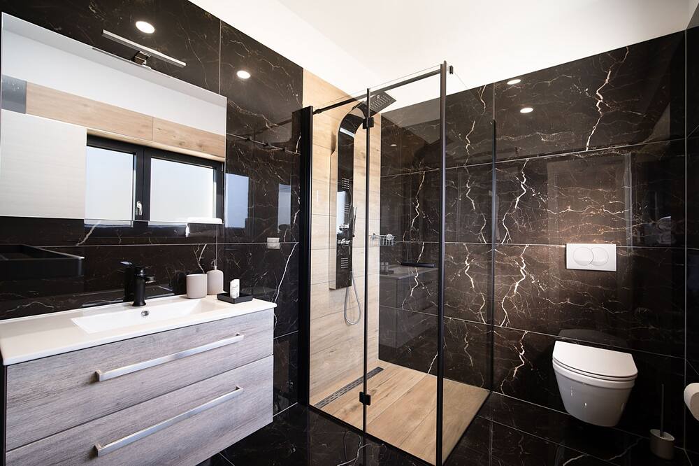 Photo of Bathroom in Topid
