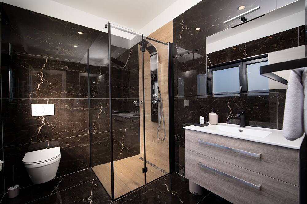 Photo of Bathroom in Topid