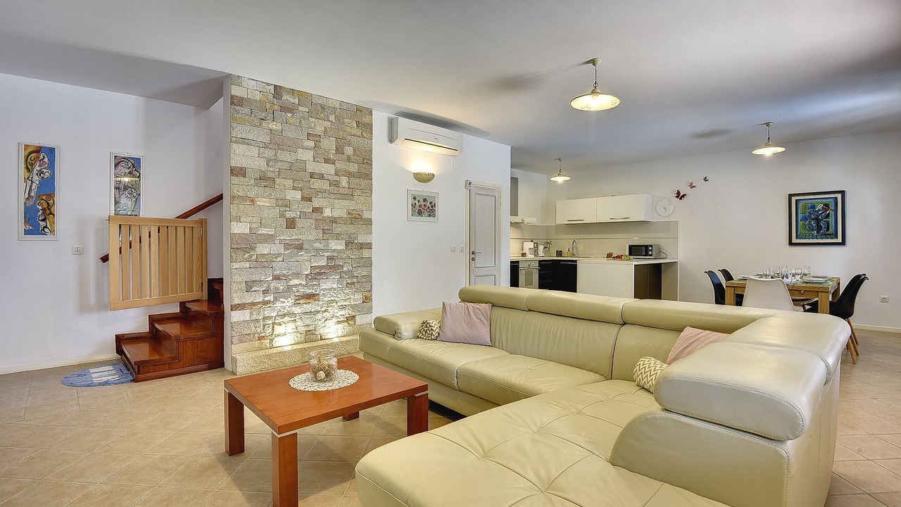 Photo of Livingroom in Petehi