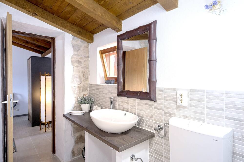 Photo of Bathroom in Cove Basina (Jelsa)