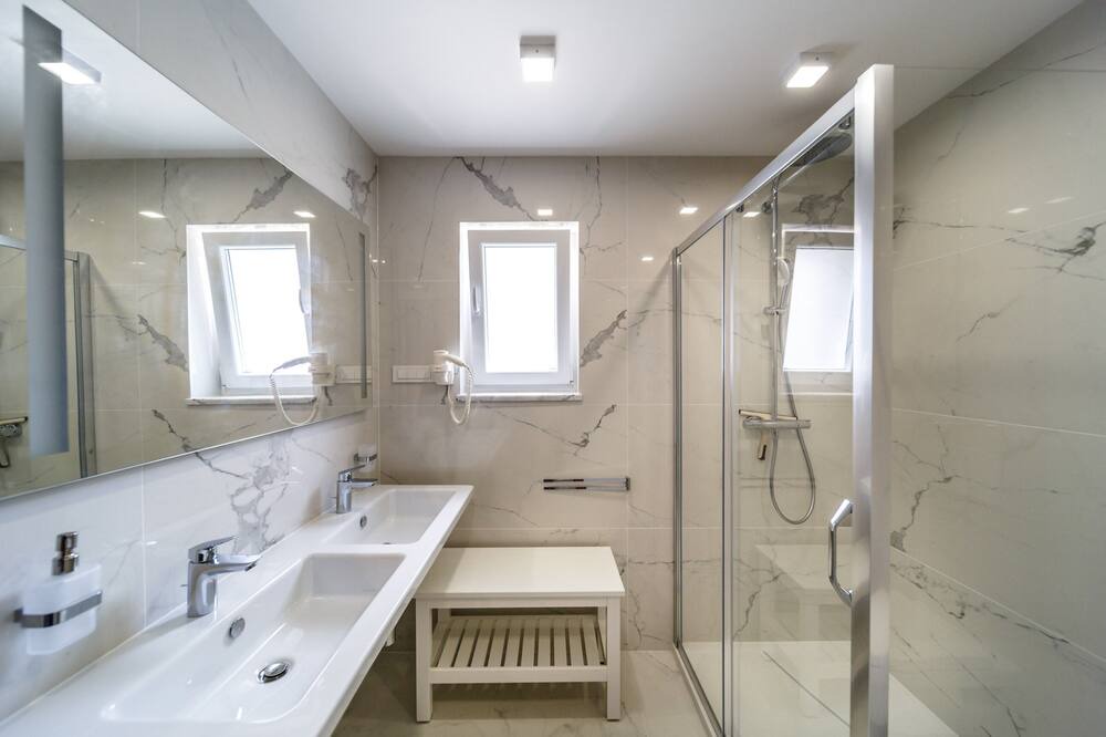 Photo of Bathroom in Porat