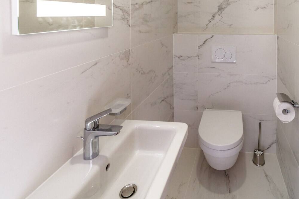 Photo of Bathroom in Porat