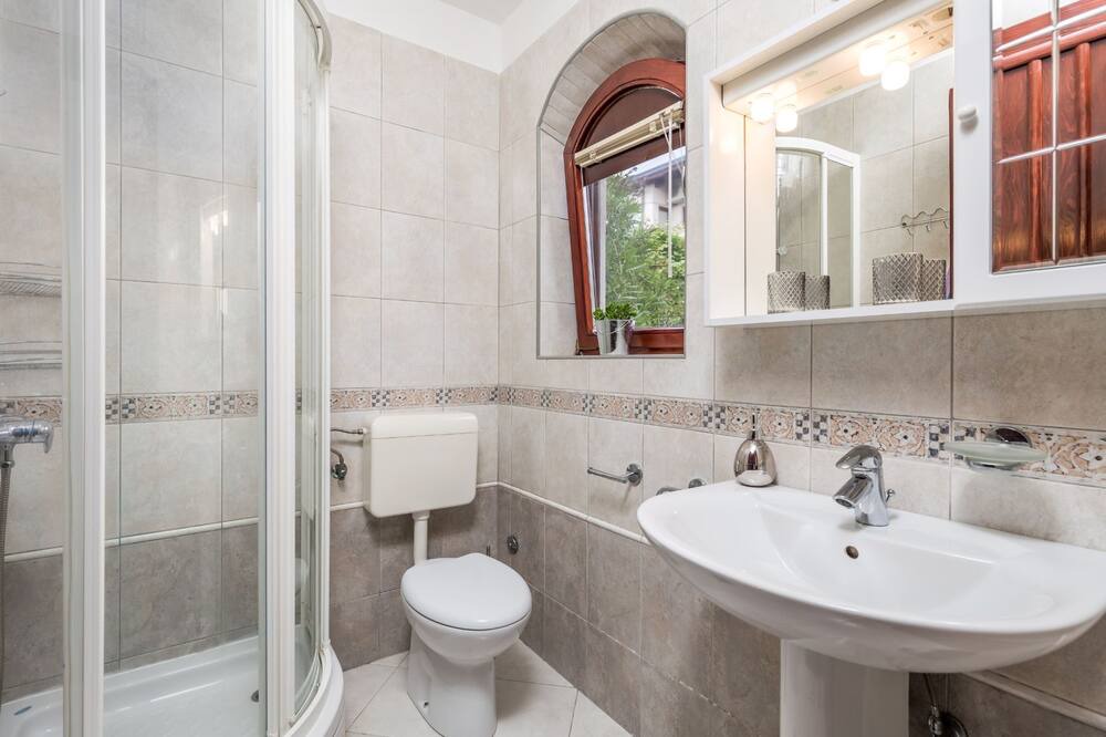 Photo of Bathroom in Tar
