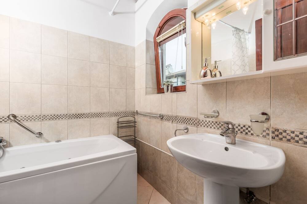 Photo of Bathroom in Tar