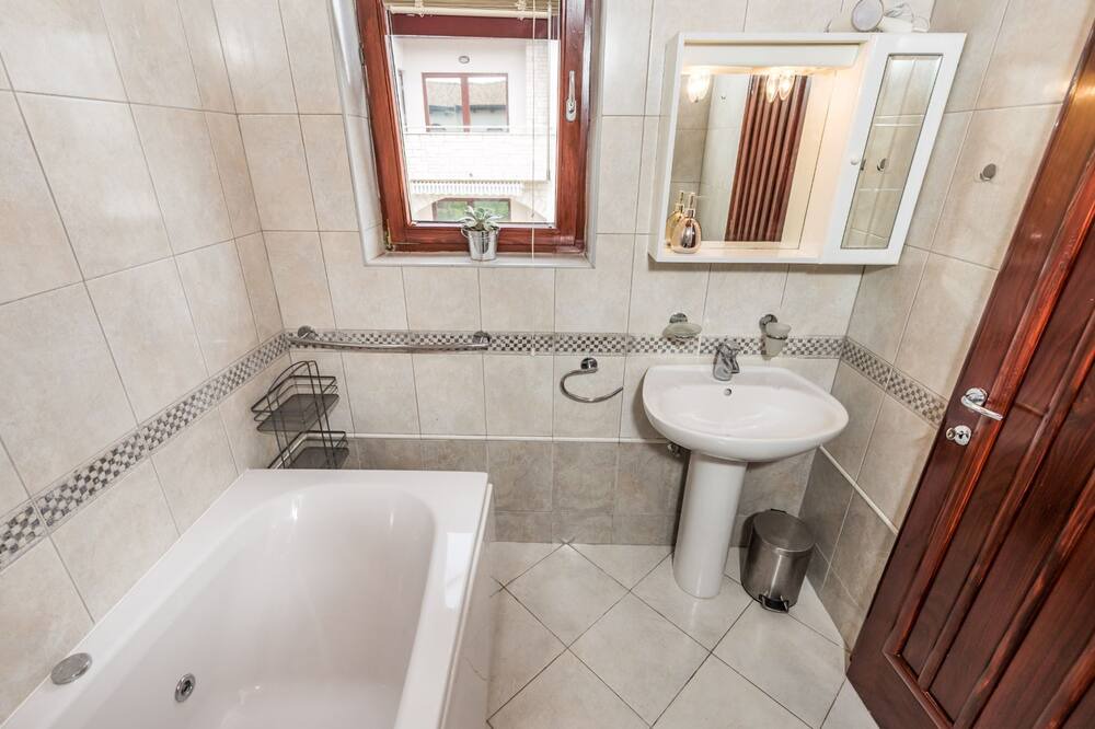 Photo of Bathroom in Tar