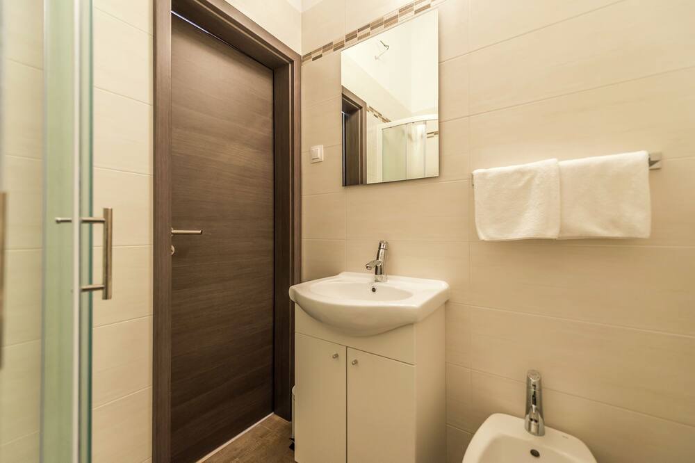 Photo of Bathroom in Tar