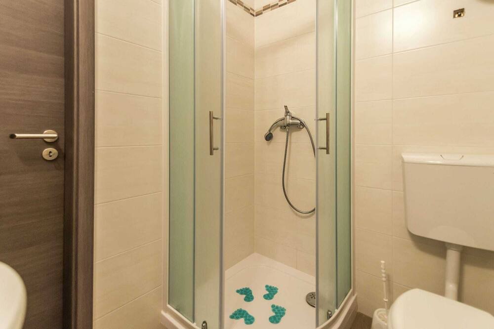 Photo of Bathroom in Tar