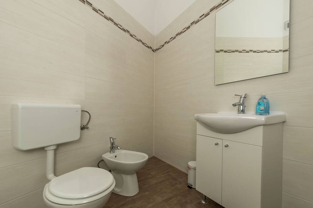 Photo of Bathroom in Tar