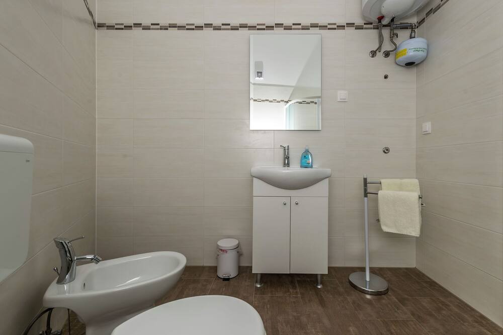 Photo of Bathroom in Tar