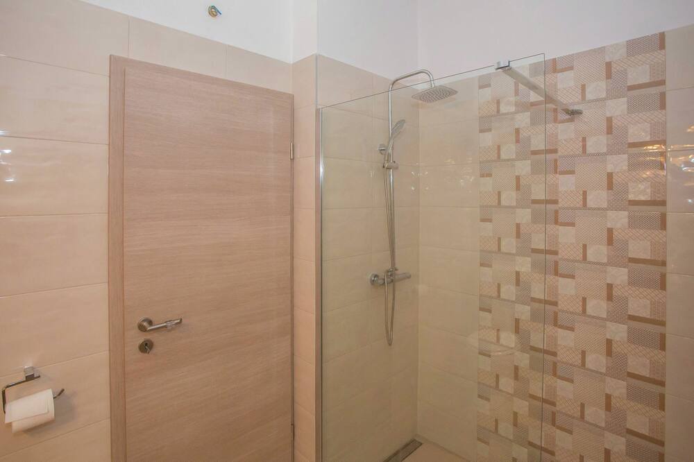 Photo of Bathroom in Tar