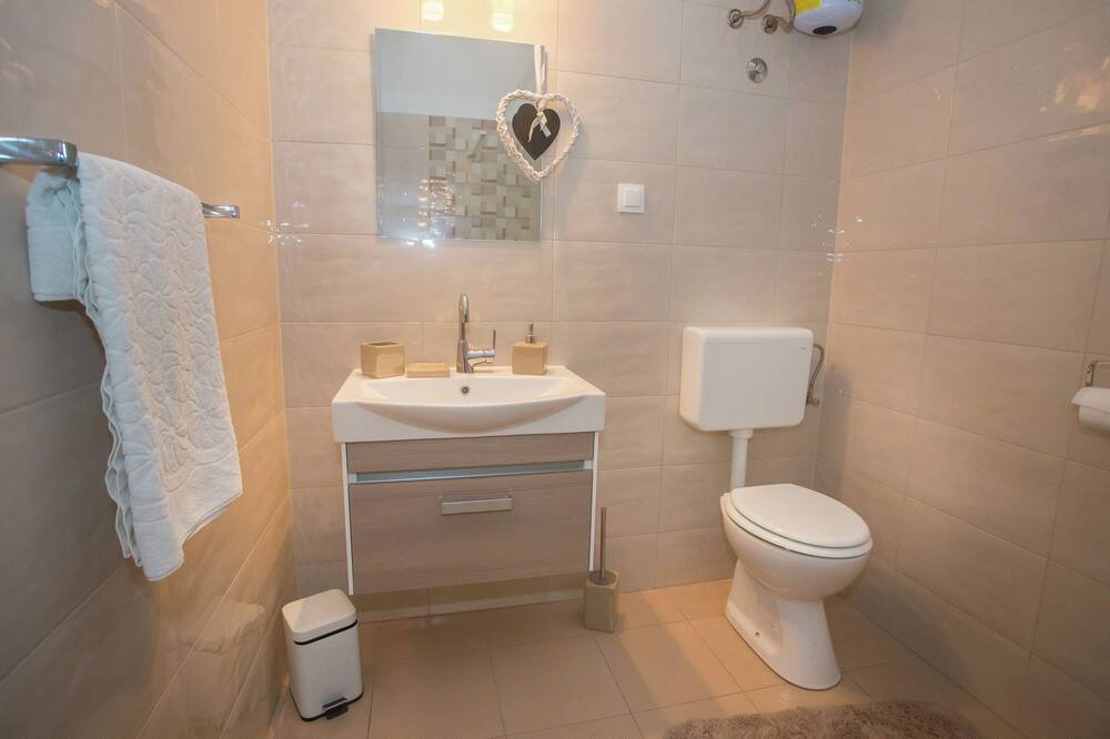 Photo of Bathroom in Tar