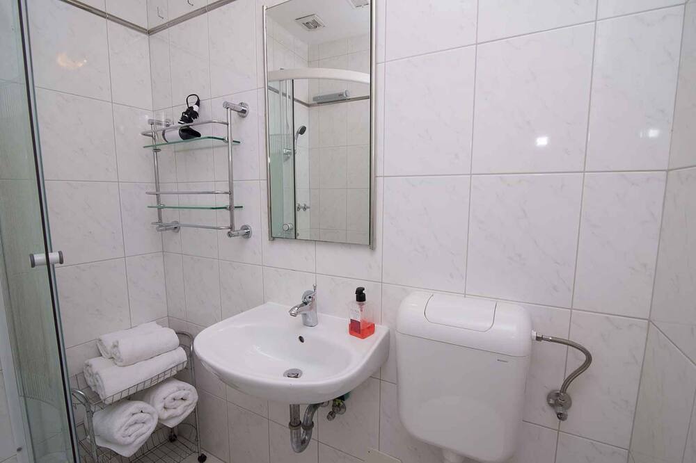 Photo of Bathroom in Cove Murtar
