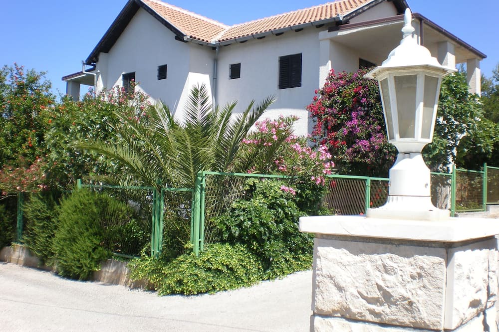 Photo of Outdoor in Cove Makarac (Milna)