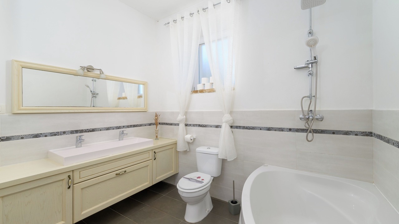 Photo of Bathroom in Peruski