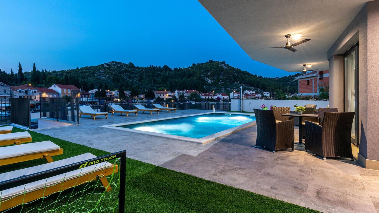 Photo of Outdoor in Blace
