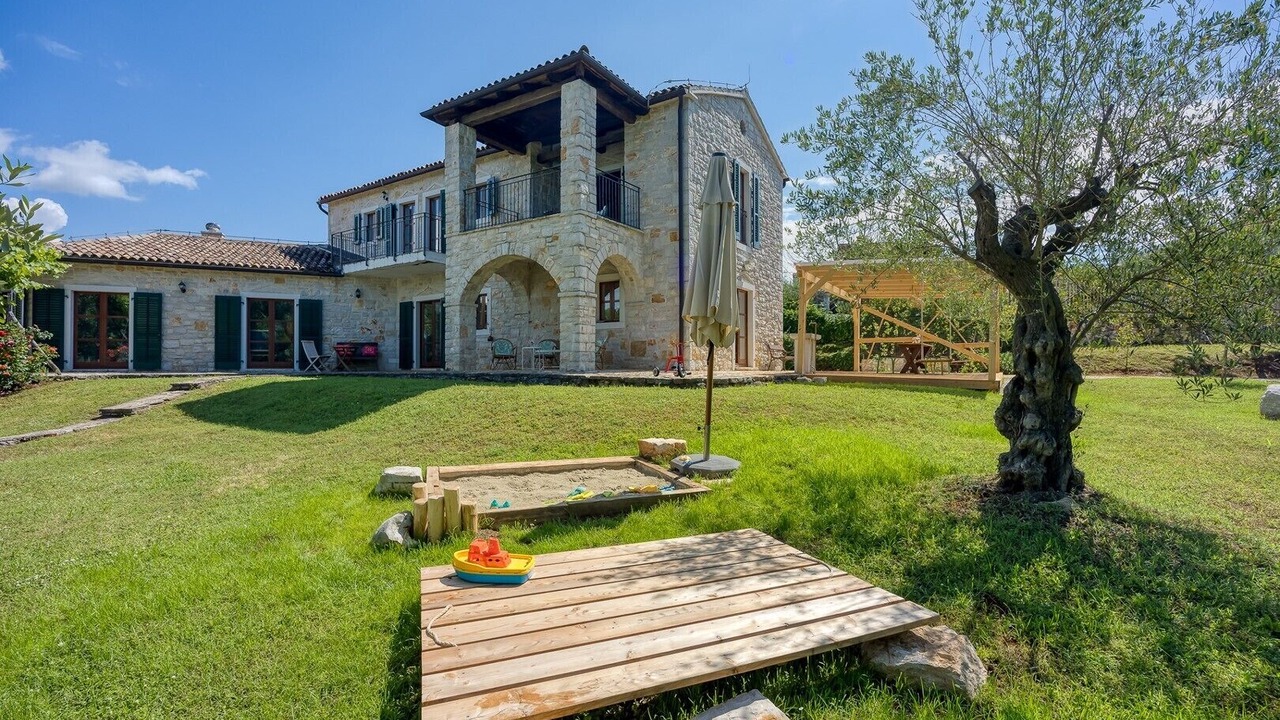 Photo of Outdoor in Tinjan
