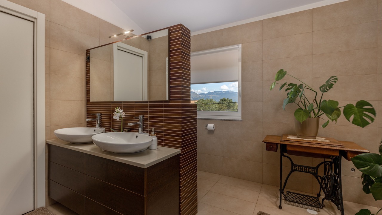 Photo of Bathroom in Buzdohanj