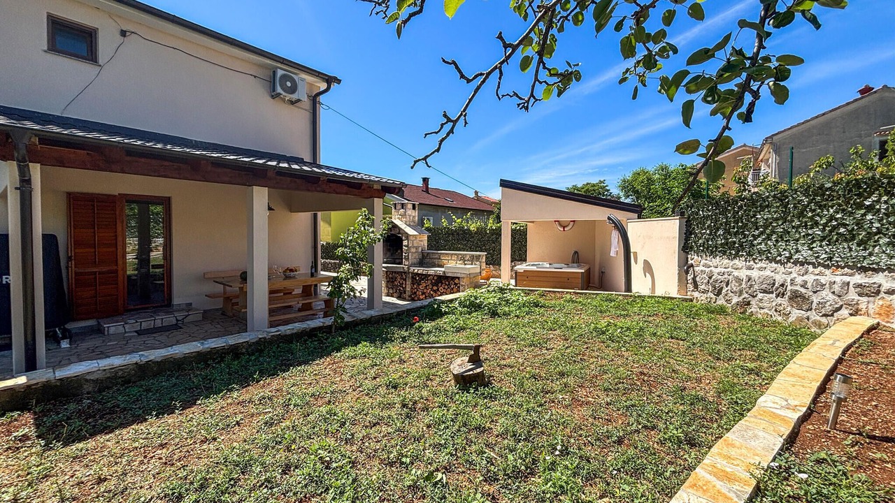 Photo of Outdoor in Cres