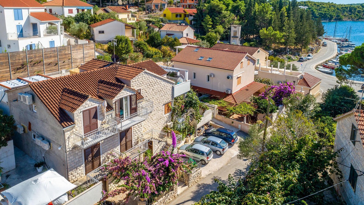 Photo of Others in Cove Makarac (Milna)