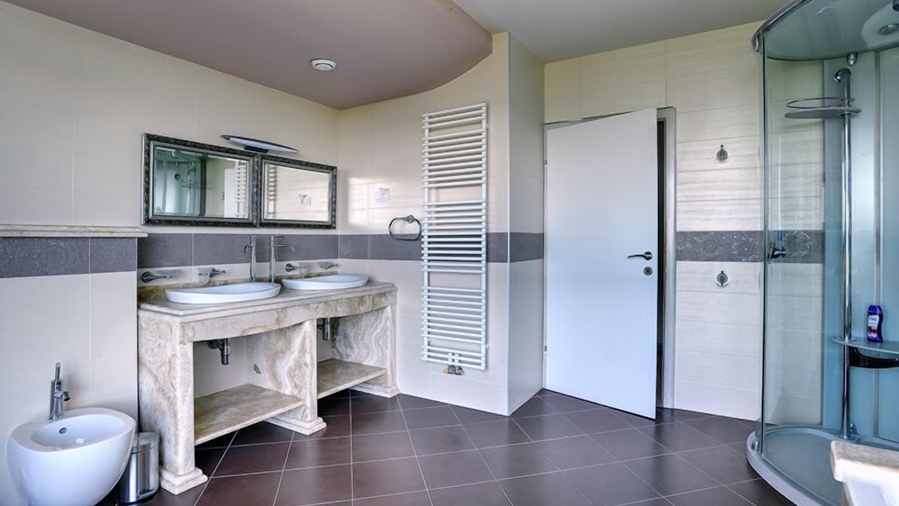 Photo of Bathroom in Peruski