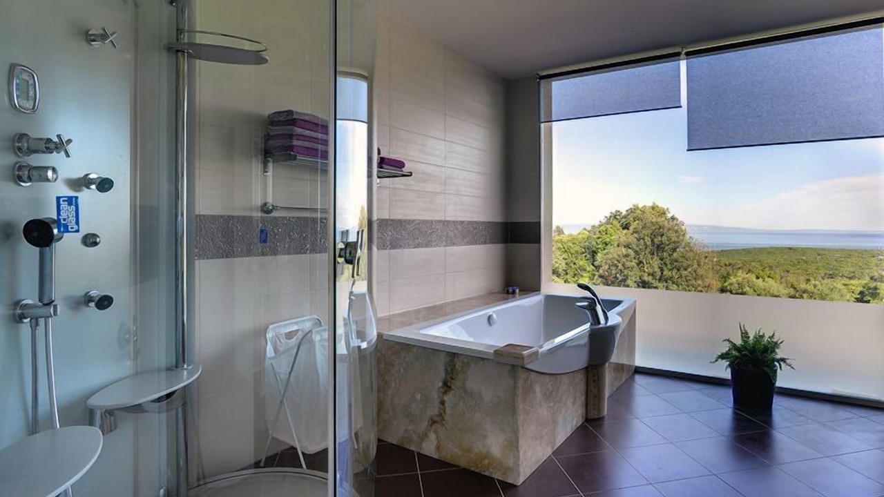 Photo of Bathroom in Peruski