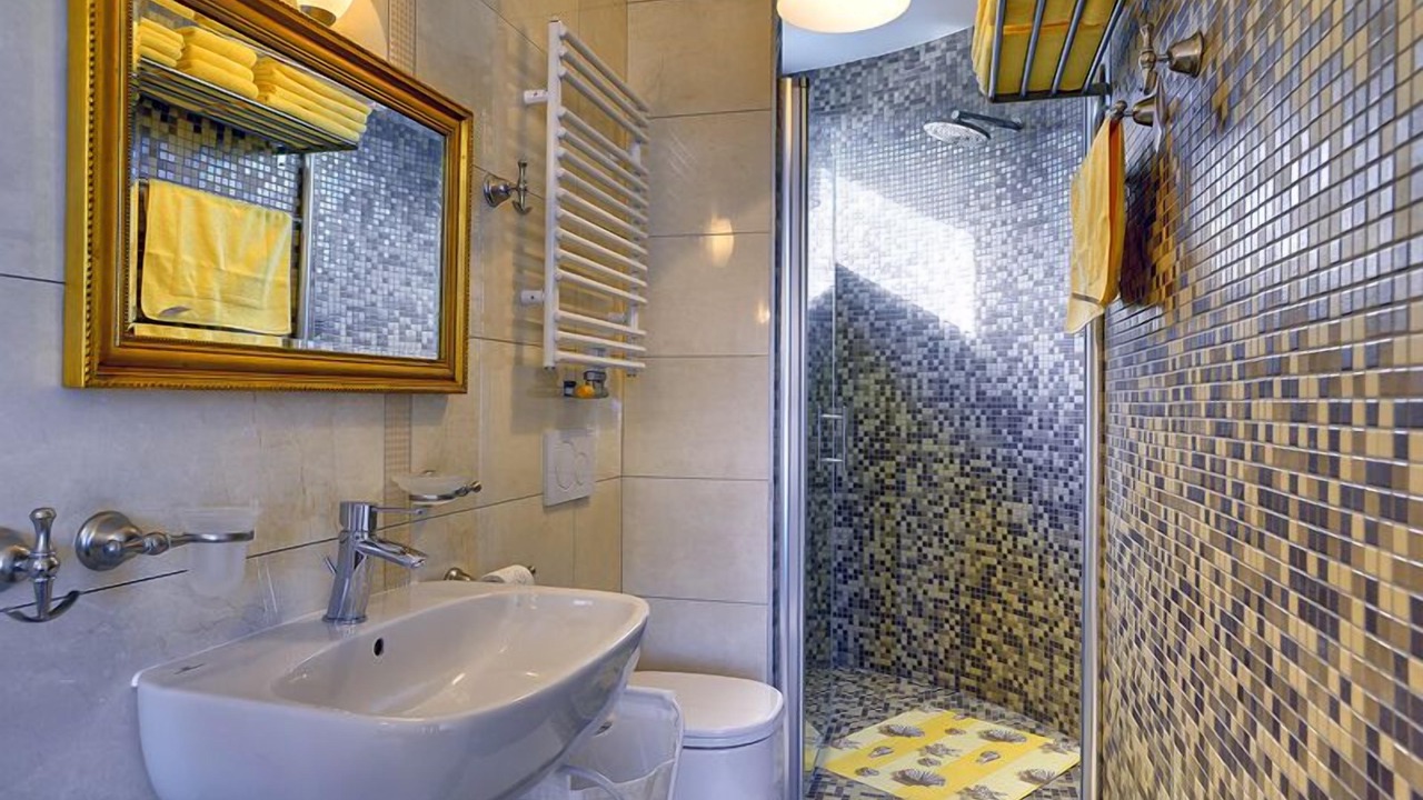 Photo of Bathroom in Peruski