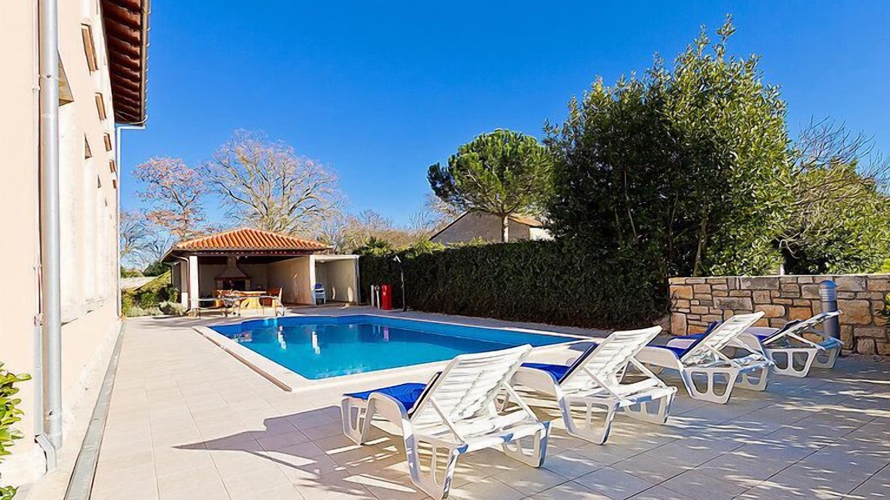 Photo of Outdoor in Tinjan