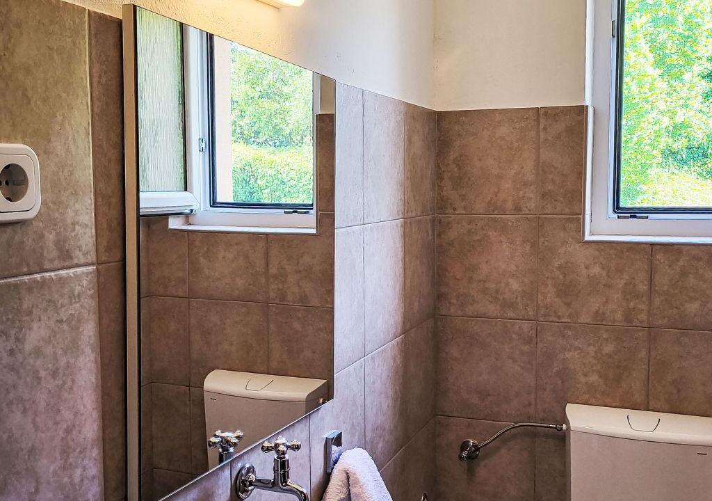 Photo of Bathroom in Petrcane