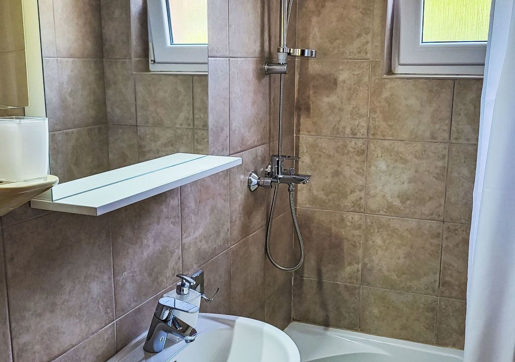 Photo of Bathroom in Petrcane