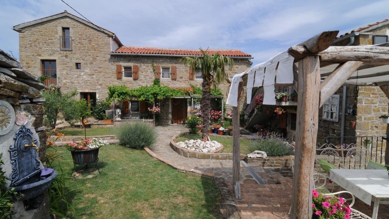 Photo of Outdoor in Bric